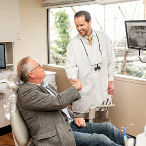 Sumner Dentist -shaking-hands-with-patient
