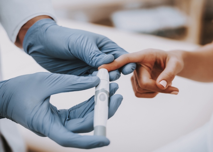 glucose-test-holding-finger